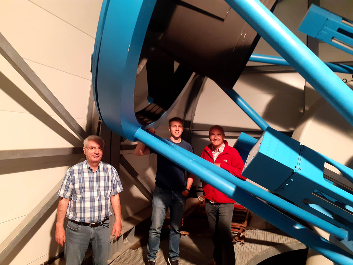 Φωτογραφία SkyLight 'Πρώτο Φώς' , Μ. Ξυλούρης (Ερευνητή NOA), D. Miklusis, Z. Sodnik (μηχανικοί ESA) μέσα στον θόλο του Αστεροσκοπείου Χελμού